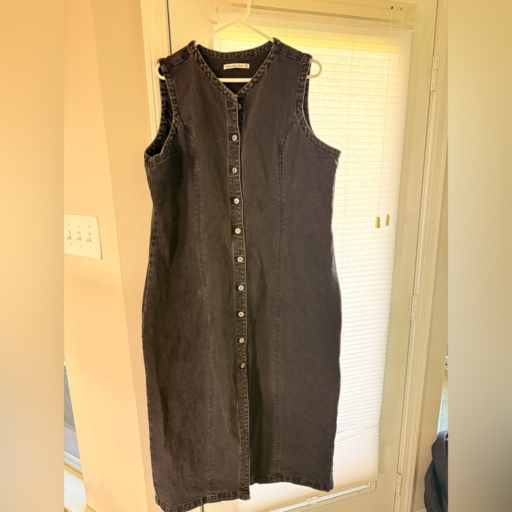 Abercrombie & Fitch Charcoal Sleeveless Button-Front Midi Dress - Picture 2 of 5